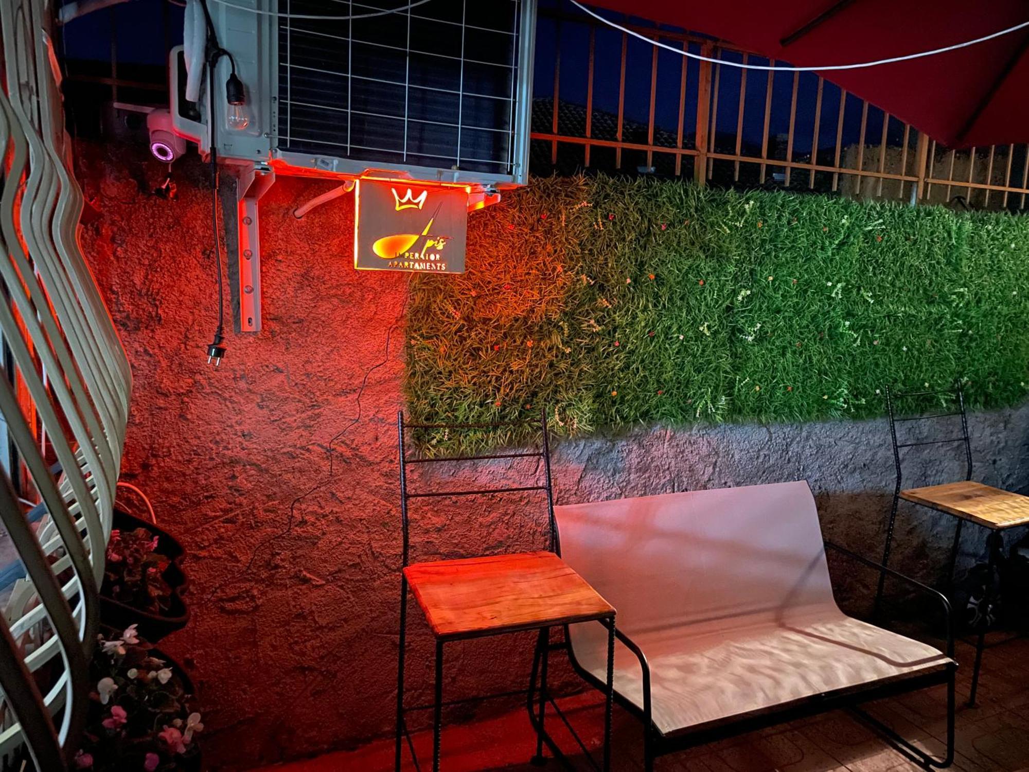 Juliette With Private Garden Apartment